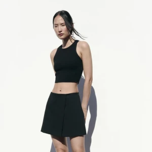 Svart topp från Zara - Jättefin lite svart topp från Zara. Den är bara använd några gånger och i väldigt bra skick! Nypris ligger på 179kr, frakt ingår ej!🥰