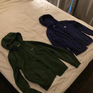 2in1 paket på dessa rätt så indentiska nike hoodies i färgerna mörkblå och grön! Den mörkblåa hoodien är tvättad ett par gånger men inga hål osv på den. Den gröna är så gott som ny använd nägra gånger tvättad nån gång så gott som ny. Båda Strl S