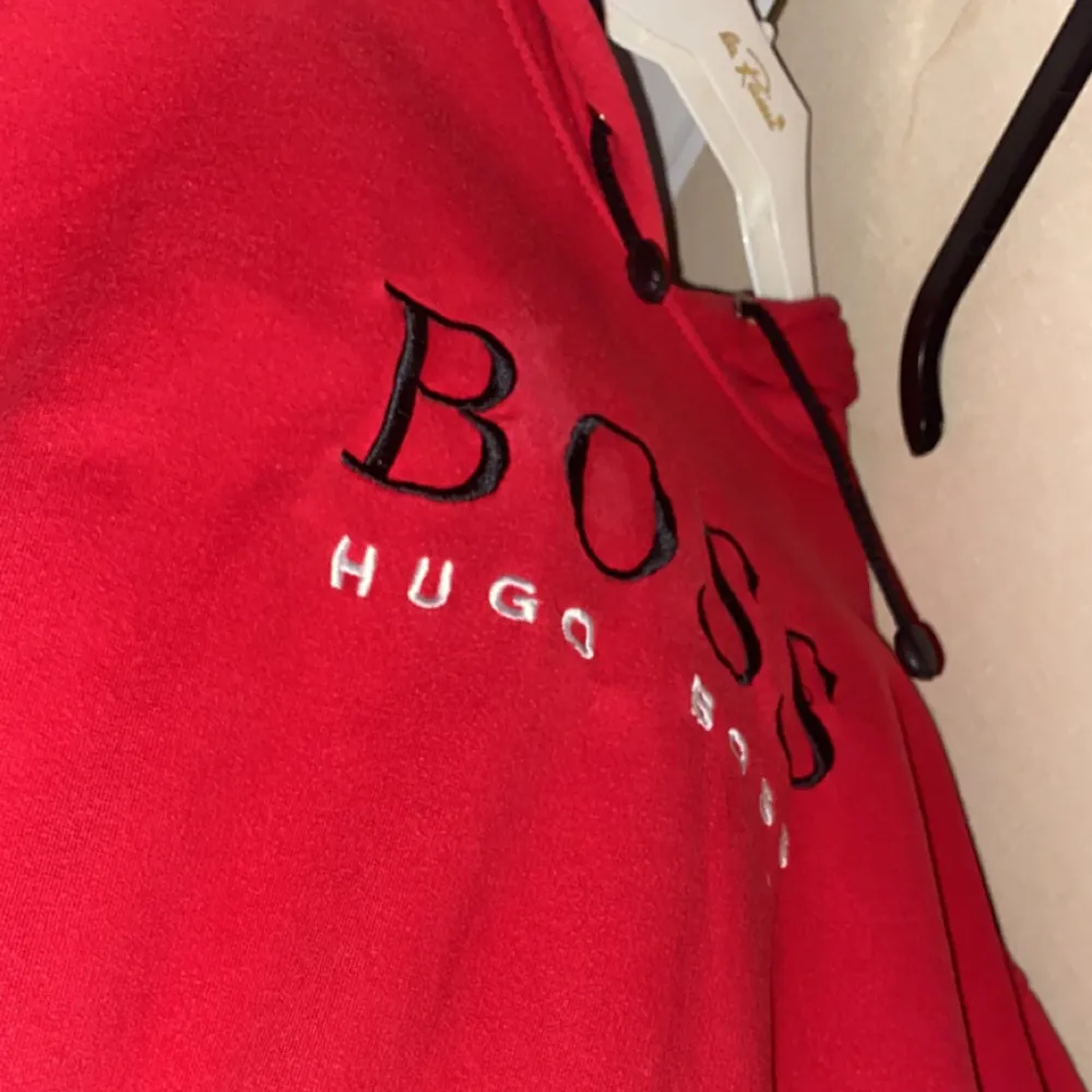 Jag säljer min Hugo boss tröja som aldrig kommer till användning. Den är i fint skick. Pris kan diskuteras. Kom privat för fler bilder. . Hoodies.