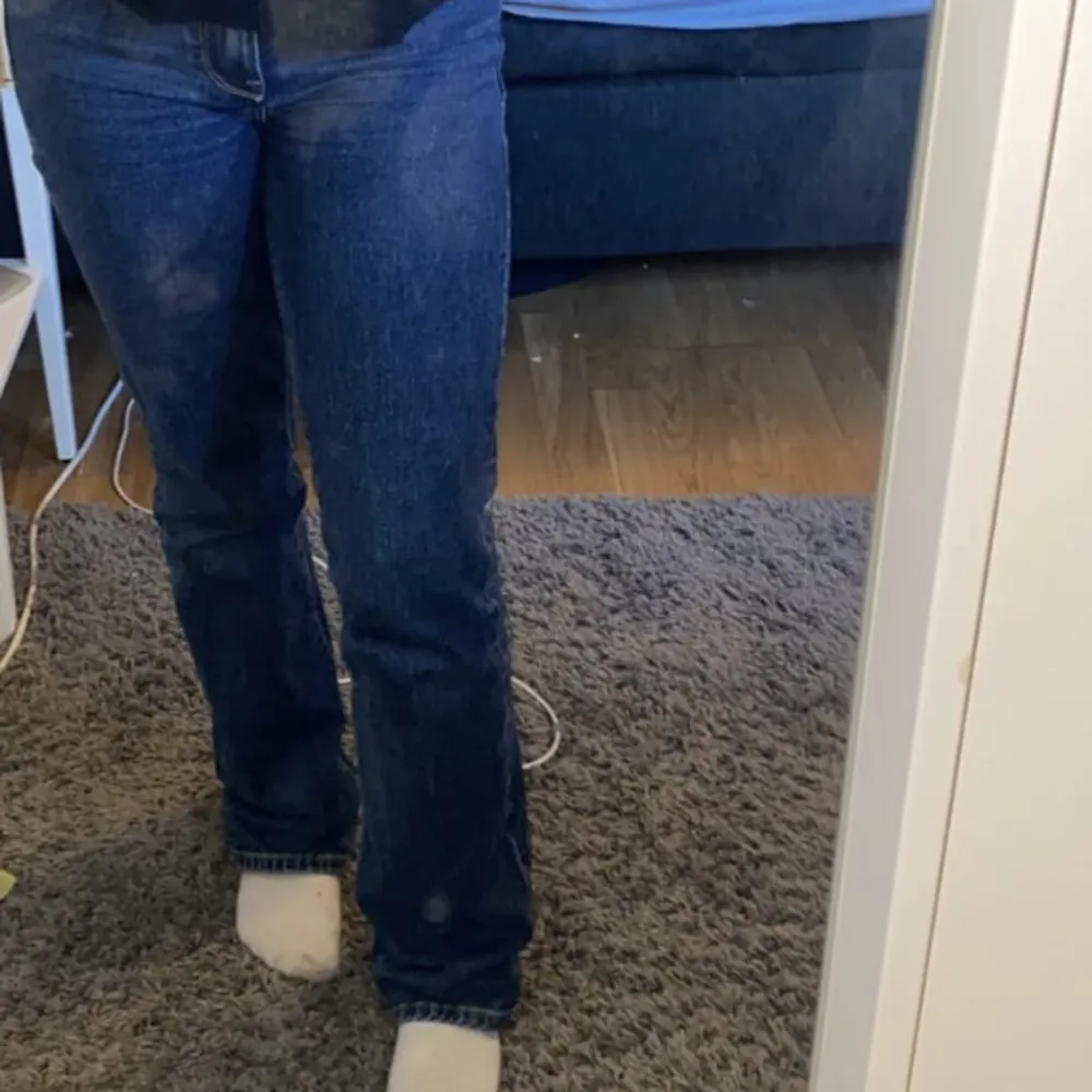 Super fina mörkblå jeans knappt använda 💕strl 34 men passar även 32! . Jeans & Byxor.