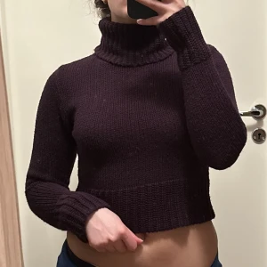 Stickad Tröja  - mörklila Stickad tröja från Zara Storlek: S  mycket bra tillstånd