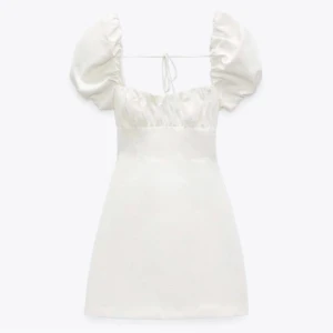 Vit klänning - Säljer denna populära och slutsålda zara-klänningen. Skulle haft till studenten men blev inte så, alltså helt oanvänd.