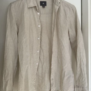 Beige linneskjorta - Beige linneskjorta. Herr modell. Mycket bra skick. Köparen står för frakten 🤍