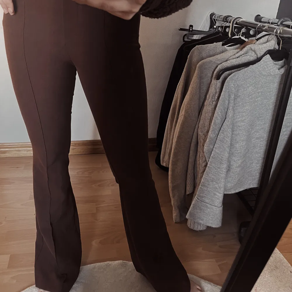 Nya kostymbyxor i modellen Tall. Perfekt längd för mig som är 176😍Köpta från plick men var för tighta i låren så kan inte använda dem.. Jeans & Byxor.
