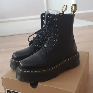 Dr martens Jadon - Dr martens med platå, storlek 38. Endast provade utomhus, dvs nyskick. 
