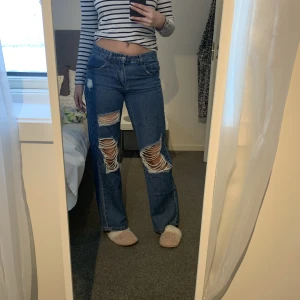 Lågmidjade jeans  - Säljer dessa as tuffa lågmidjade jeans. Endast använda fåtal ggr så är i mycket fint skick. Säljer då det tyvär är för korta. Inga defekter elr tecken på användning.