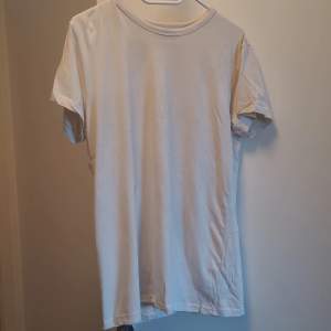 Size S well used and in decent condition white shirt. Feel free to contact us in Swedish or English