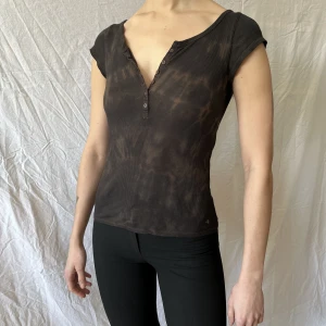 Brun tajt topp med knappar - Från esprit. Tie-dye blekt 