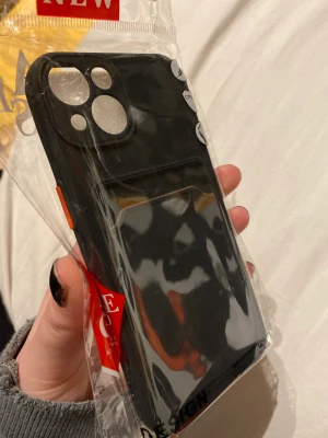iPhone 13 skal med korthållare - Hej, säljer ett helt nytt oöppnat iPhone 13 skal då jag råkade köpa fel storlek. Skriv vid frågor 😊