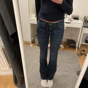 Lågmidjade jeans från Zara i storlek 32 som är slutsåld💗 använda några gånger men jättefint skick💗 passar perfekt i längden på mig som är 170. Säljer då dom är försmå, nypris 400kr💕