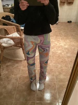 Zara Jeans  - Coola jeans ifrån Zara i storlek 32. Färgglada och sköna, använda ett fåtal gånger men i väldigt fint skick.