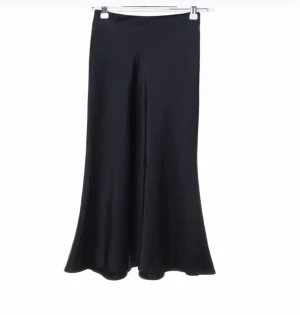 NA-KD kjol - En svart NA-KD kjol som aldrig kom till användning tyvärr. Kjolen är väldigt lång, jag är 170 för reference. Kjolen är tajt i midjan och inte stretchig!!!