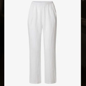 Lågmidjade linnebyxor - Jag säljer mina fina Lågmidjade linnebyxor från Chelsea i fint skick endast använda 3-4 gånger. Ni får gärna komma privat för flera bilder:)