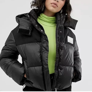 Svart puffer  - Svart puffer jacka från Bershka i storlek M men passar S bättre. Köpt här på plick och tidigare ägare tog bort 24/7-märke” på framsidan men den är lika snygg ändå! Välanvänd men ser nästan ut som ny.