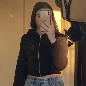 Kort svart zip-up hoodie - Använd fåtal gånger