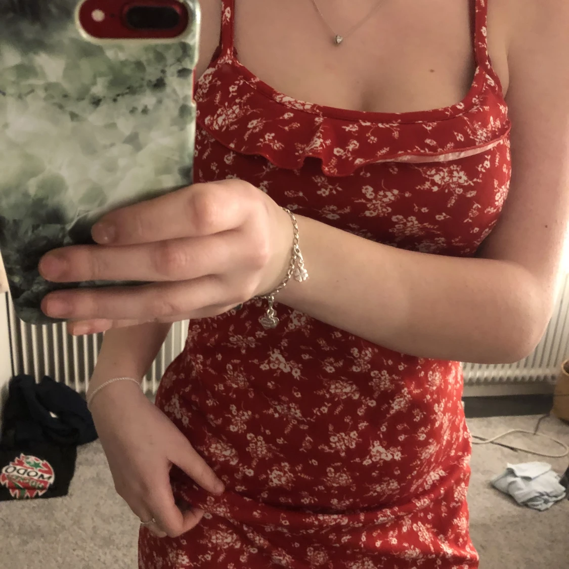 Röd klänning med blommor - 90