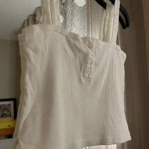 Brandy Melville  - Säljer denna söta topp från Brandy Melville! Använd några enstaka gånger bara 🤍 Storlek XS