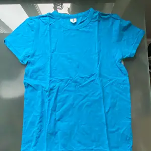 Superfin T-shirt från arket i modern färg 