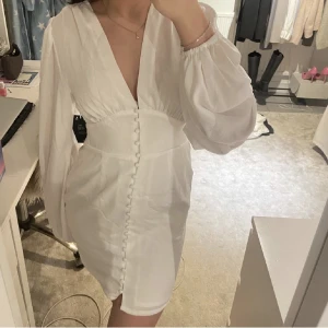 Studentklänning - En NA-KD klänning som jag har köpt från Plick! Prislappen är fortfarande med