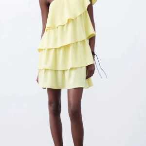 Gul volangklänning - Säljer denna super populära klänningen från zara! 