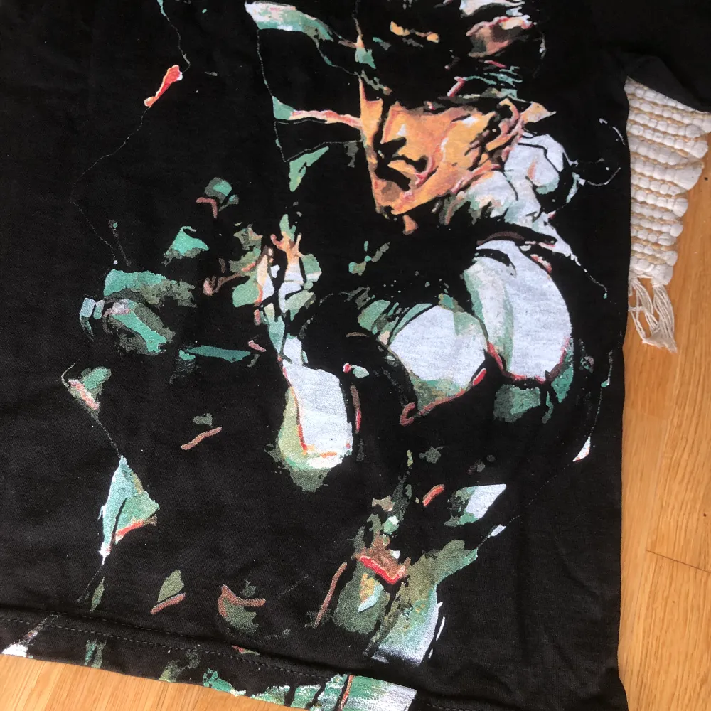 MGS-tisha med jumbotryck av Snake. Köpt från USA. Tror inte den går att få tag på längre då det var en pre-order som endast gjordes i få exemplar. Tishan är 6oz så väldigt tjock vilket ger en stabil vintage känsla. Sitter som en S/M. T-shirts.