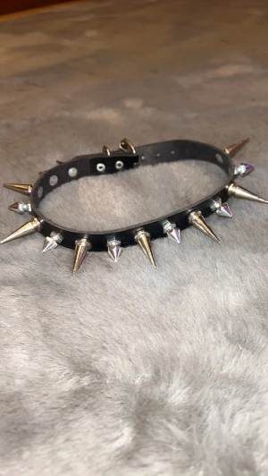 ”Chocker” med nitar - Säljer min chocker med nitar. Nästan aldrig använd, har mest legat i min garderob. Bra skick inget slitage!😊