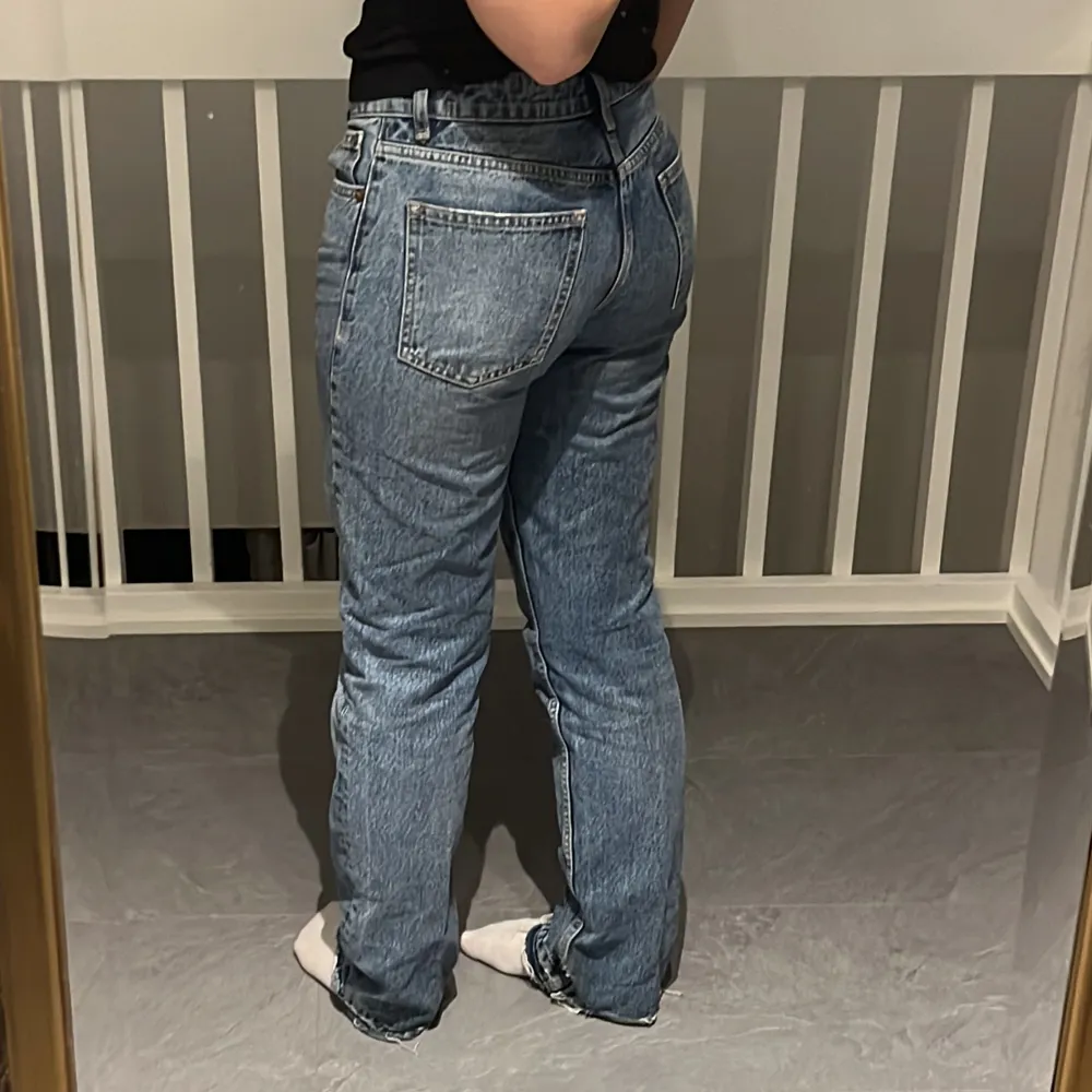 Ett par ljusblå raka jeans som inte finns o köpa på zara längre  Midjemått: 39 rakt över Innerbensmått: 83  Uppsrätta där nere på benen Skriv om ni har frågor!. Jeans & Byxor.