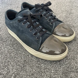 Lanvin - Lanvin sneakers - 1700 kr - Size 10/44 - Lite creasing och slitage på cap toe dock tänker man inte på det jättemycket annars fint skick - Skick meddelande vid frågor eller fler bilder etc.  