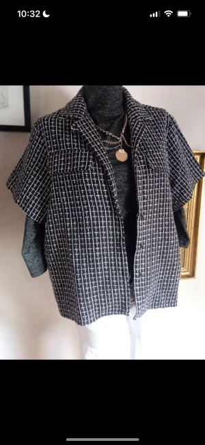 Jacka med kort ärm - Säljer denna super coola jacka med korta ärmar! Kommer vara perfekt till våren o nu när det börjar bli lite varmare💕