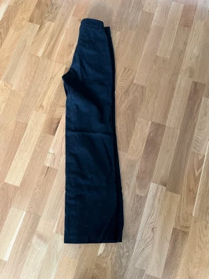 Monki kostymbyxa - Skick: 8/10