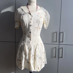 Vintage playsuit - En vintage midsommarnattsdröm 💫 byxdress med flowiga ben. justerbar midja🫶🏻  Obs. Små brister och en trasig knapp🫶🏻 DM vid fler bilder
