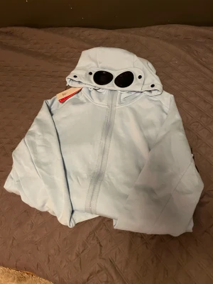 Cp company hoodie  - (Lågt pris måste bli av med den och få pengar) Helt ny cp huddie som var för stor så säljer nu den. Den är inte använd och helt ny Storlek M Lite dåligt ljus så färgen syns inte så bra på bild  men den är ljus blå väldigt fin.   Kan skickas.