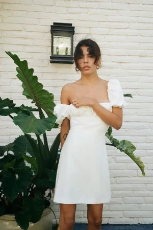 Studentklänning  - Säljer nu min studentklänning från 2022! Klänning från zara som nu är slutsåld men så otroligt fin! Öppen men snörad i ryggen som jag älskade och lagom lång, den är väldigt liten i storlek då jag brukar oftast ha L i kläder