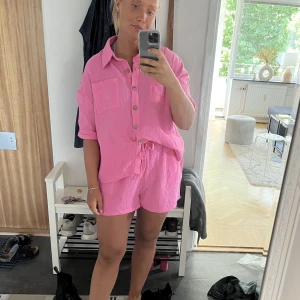 Rosa set - Snyggt rosa set med skjorta och shorts från Shein. Superskönt material. Använt 2 gånger 💗
