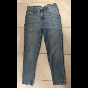Ljusblå boyfriend jeans / mom jeans stl 36, väldigt bra skick på dom 
