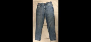 Momjeans / boyfriend jeans  - Ljusblå boyfriend jeans / mom jeans stl 36, väldigt bra skick på dom 