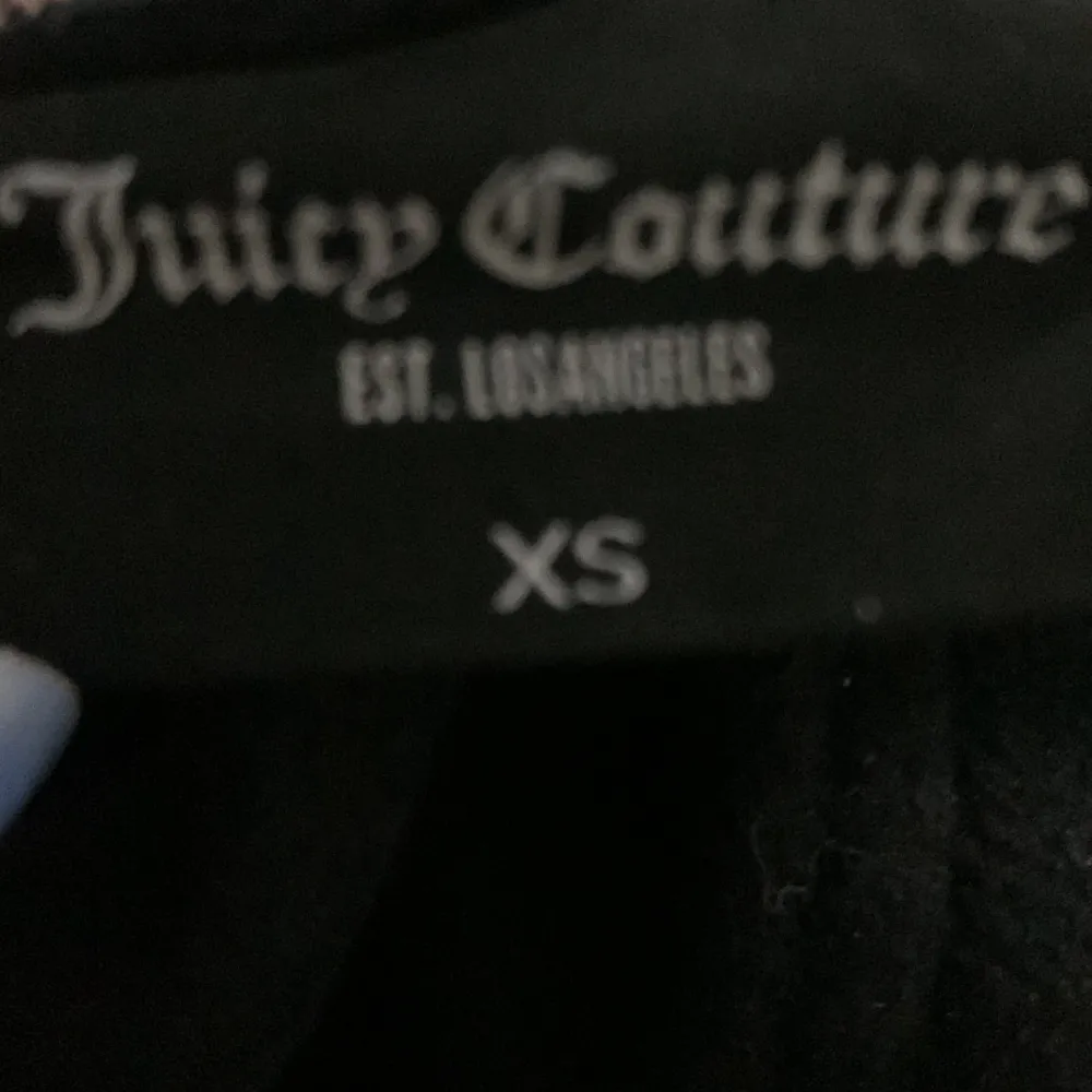 Säljer mina svarta juicy byxor i stl xs då jag inte gillar hur de ser ut på mig😊 (jag är osäker på frakten). Jeans & Byxor.