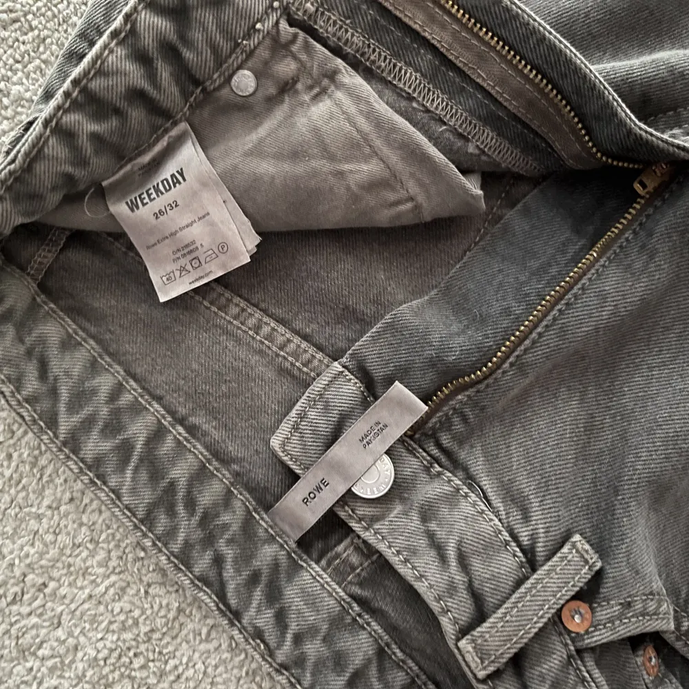 Supersnygga gråa högmidjade byxor ifrån Weekday i modellen ”Rowe” . Byxorna är enbart använda 2 gånger, och är i storlek 26/32. Byxorna är som nya Säljer pågrund av att de är för små. Jeans & Byxor.