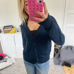 Söt kofta från brandy melville - Super söt marinblå kofta från brandy melville!!