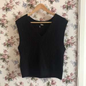 Väst  - Stickad väst från H&m, strlk xs men tycker att den passar som en medium. Inte använt 