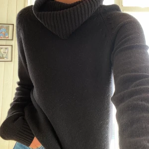 Svart stickad tröja med mysig polokrage - Ganska nätt stickad tröja med stor polokrage. Storlek M men jag tror den fukar för en L också. 