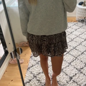 Mönstrig kjol - Säljer denna jätte fina mönstrade kjol! Den är i jätte fint skick och har bara andvänds några fåtal gånger! Den är i storlek 164 vilket motsvarar S ungefär. Säljer den för 150 kr. Priset går att diskuteras💕