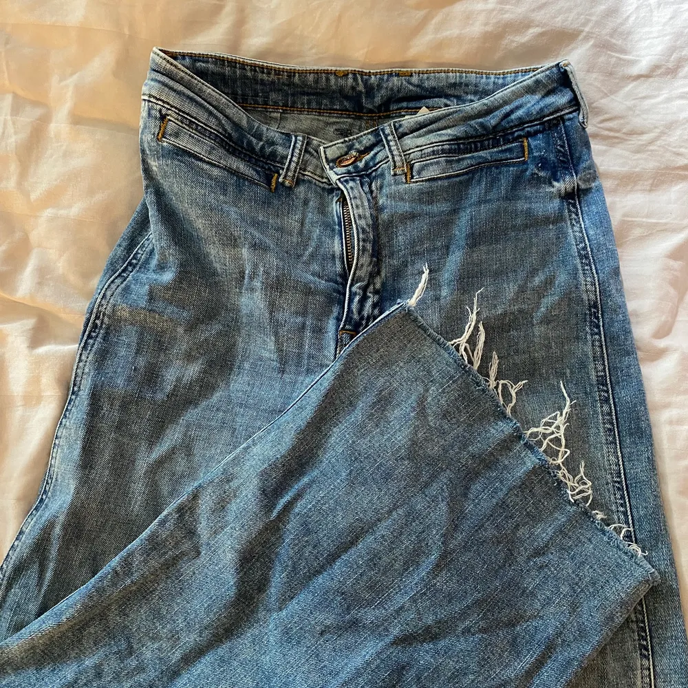 Blå vida jeans från H&M. Knappt använda:). Jeans & Byxor.