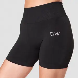 Säljer mina ICIW seamless shorts då de är för små. Endast använda en gång. Denna modell är slutsåld på hemsidan. Köpta för 499kr säljer dem för 350kr+ frakt. Vid flera intressen gäller bud. 