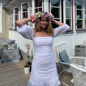 Sommarklänning - Säljer denna gulliga sommarklänning, använd 1 gång! Frakt ingår i priset! Normal i storleken