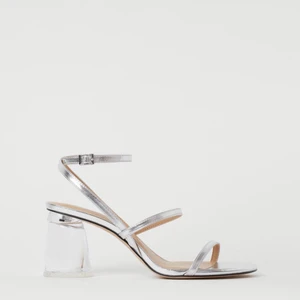 H&M Klackar strl 38 - Slusålda klackar från H&M, strl 38.  Aldrig använda, Nypris 449 kr.