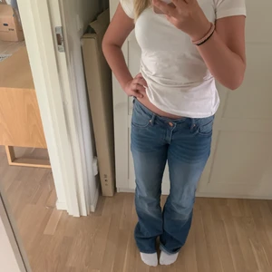 Low waist bootcut jeans - Intressekoll på mina sprillans nya jeans!!! Tappat bort kvittot så går ej all lämna tillbaka. Aldrig använda, köpt för ca 2 veckor sedan, är inte säker men tror de är slutsålda 💕 köparen står för frakt isf 