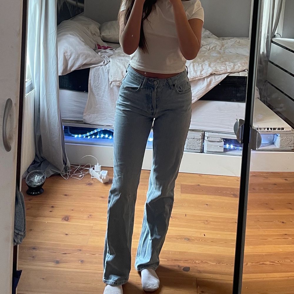 Säljer mina raka jeans ifrån hm i storlek 36. Pris: 150+ frakt. Jeans & Byxor.