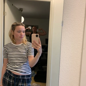 Randig topp - En svart vit randig tröja från zara. Använd fåtal gånger. Den är i storlek S. Hör av er vid frågor💕