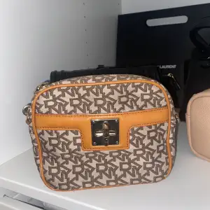 Äkta Dkny Matchande väska & plånbok:                         Väska: 600 kr                                                                      Plånbok: 200kr                                                            Väska & plånbok 700 kr       